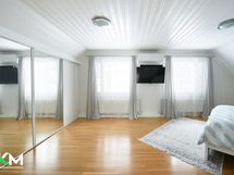 Ylakerran makuuhuone jaettavissa kahdeksi