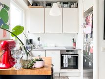 Keittiön varustukseen kuuluu mm. integroitu astianpesukone.