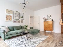 Täällä viihtyy – olohuone jatkuu saumattomasti keittiön puolelle.