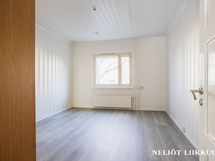 Rauhallisen sisäpihan puoleinen erillinen makuuhuone. Lattia, seinä- ja kattopinnat uudistettu -26.