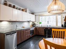 Näkymä olohuoneen suunnasta keittiöön