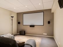 Kellarikerroksen kotiteatterihuone.