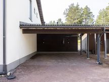 Kahden auton autokatos, sähköauton latausmahdollisuudella