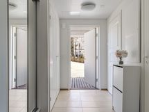 Eteisessä käytännöllinen laattalattia