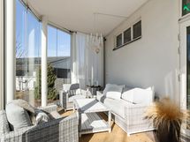 Lasiovet avautuvat ulkoterasille