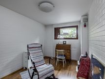 Asunnon esimmäisessä kerroksessa on työhuone/vierashuone.