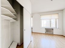 Liukuoven takana on säilytystilaa.