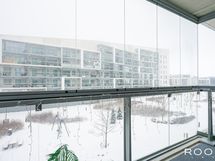 Tilavalta lasitetulta parvekkeelta avautuvat avarat näkymät puistomaiselle piha-alueelle.