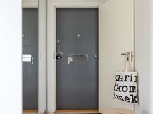 Eteisessä kaapistot