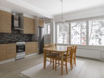 Tilavaa keittiötä voi käyttää toisena olohuoneena