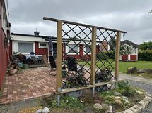 Isokokoinen patio/terassi suuntautuu länteen