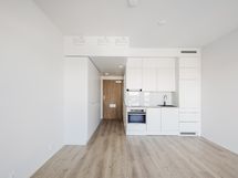 Asunnossa on tyylikäs valkoinen keittiö