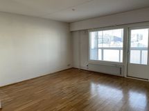 Iso, lähes neliön muotoinen olohuone 