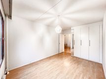 Makuuhuoneessa mukavasti säilytystilaa.