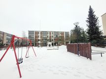 Taloyhtiön sisäpihalla leikkialue perheen pienimmille.