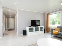 Olohuone, taustalla vaatehuone käytävän päässä.