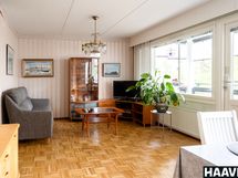 Olohuone, josta kulku lasitetulle parvekkeelle