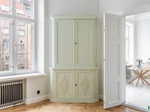 Upeat entisöidyt ruokasalin kaapit