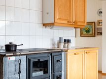 Keittiössä lämminhenkinen vuolukivinen puuhella.