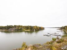 Näkymä Reposalmeen ja taloyhtiön laituri