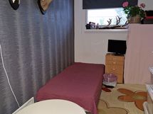 Autotallin takana oleskeluhuone