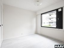 Sisäänkäynnistä oikealla toinen makuuhuone