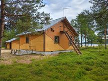 Rakennukset metsän suunnasta