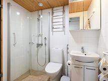 Kylpyhuone, saunaan vasemmalta.