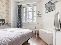 Tilavaan makuuhuoneeseen mahtuu isompikin sänky ja huoneesta löytyy myös vaatehuone.