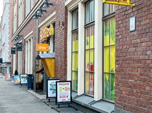 Kauppoja on läheisyydessä useita. Tähän Alepa 24H kauppaan on minuutin kävely.