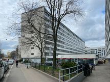 Asunto Osakeyhtiö Satakallio sijaitsee omalla tontillaan. Asukkaiden käytössä mm. sauna ja pesutupa.