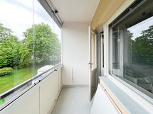 Tilava lasitettu parveke, josta avarat näkymät lounaaseen.