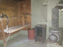 Vanha sauna, joka sijaitsee varastorakennuksessa.