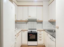 Keittiössä on hyvin säilytystilaa ja astianpesukonekkin löytyy