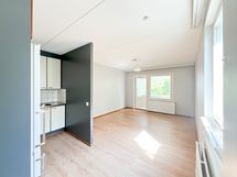 Kolmannen kerroksen valoisa kulmahuoneisto, missä parvekkeelta vehreät näkymät itään.