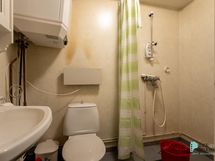 Yläkerran yhteinen pesuhuone