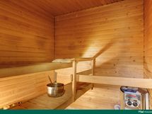 Sauna on mukavan tilava.