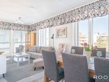 Kulmahuoneiston laajoista ikkunapinnoista on avarat näkymät Espoon keskuksen Suviniityn alueelle.