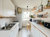 Keittiössä on hyvin kaappitilaa ja laskutilaa.