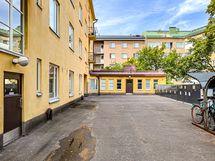 Pesutupa löytyy matalasta rakennuksesta pihan takaosasta.