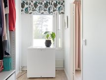 iso ikkunallinen vaatehuone