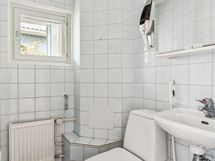 Alakerran erillinen wc