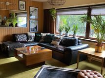 Alakerrassa oleva takkahuone