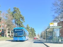 Bussit liikennöivät alueella.