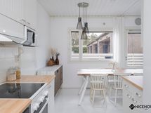 Kaunis vaaleasävyinen keittiö