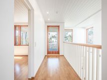 Käytävä 2. Kerroksen parvekkeelle ja vasemmalla makuuhuone