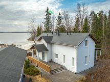 Koti ulkoapäin, etualalla talousrakennus