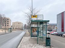 Bussit liikennöivät viereisellä kadulla.