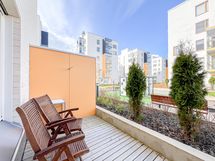 Terassi kevätasussa, terassille voi tarvittaessa laittaa itse näkösuojaa ja kivat pihakalusteet!