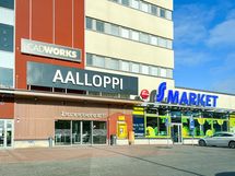 Kaikki palvelut ja useampi ruokakauppa löytyy lähietäisyydeltä.
